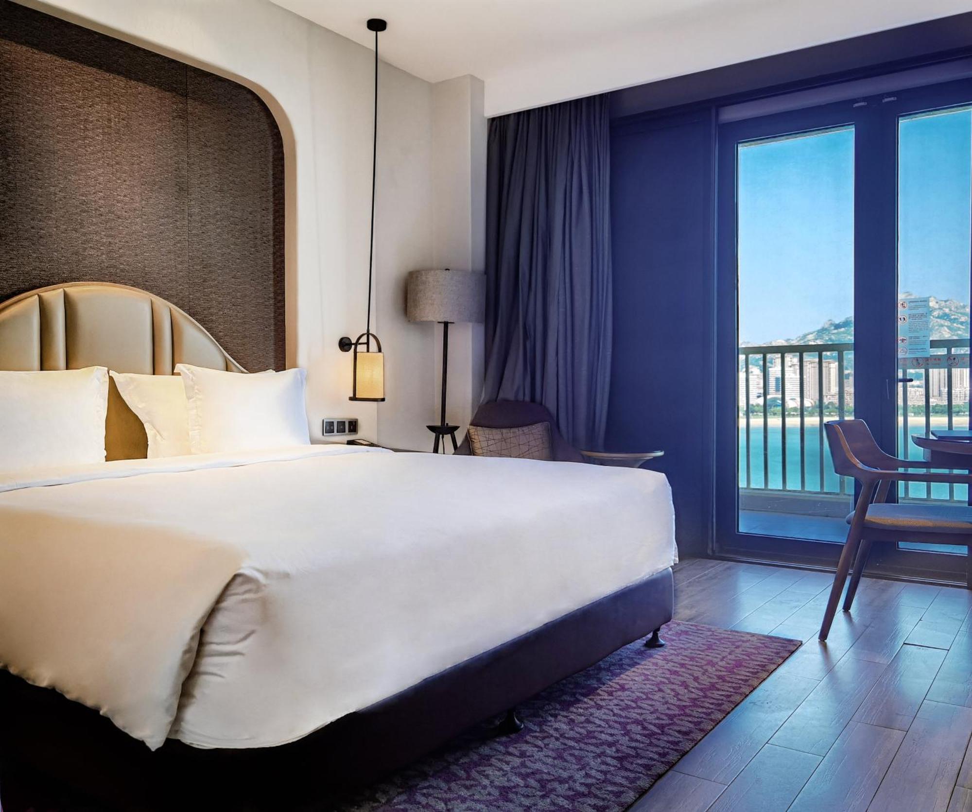ホテル Crowne Plaza Qingdaoorientalmoviemetropolis By Ihg エクステリア 写真
