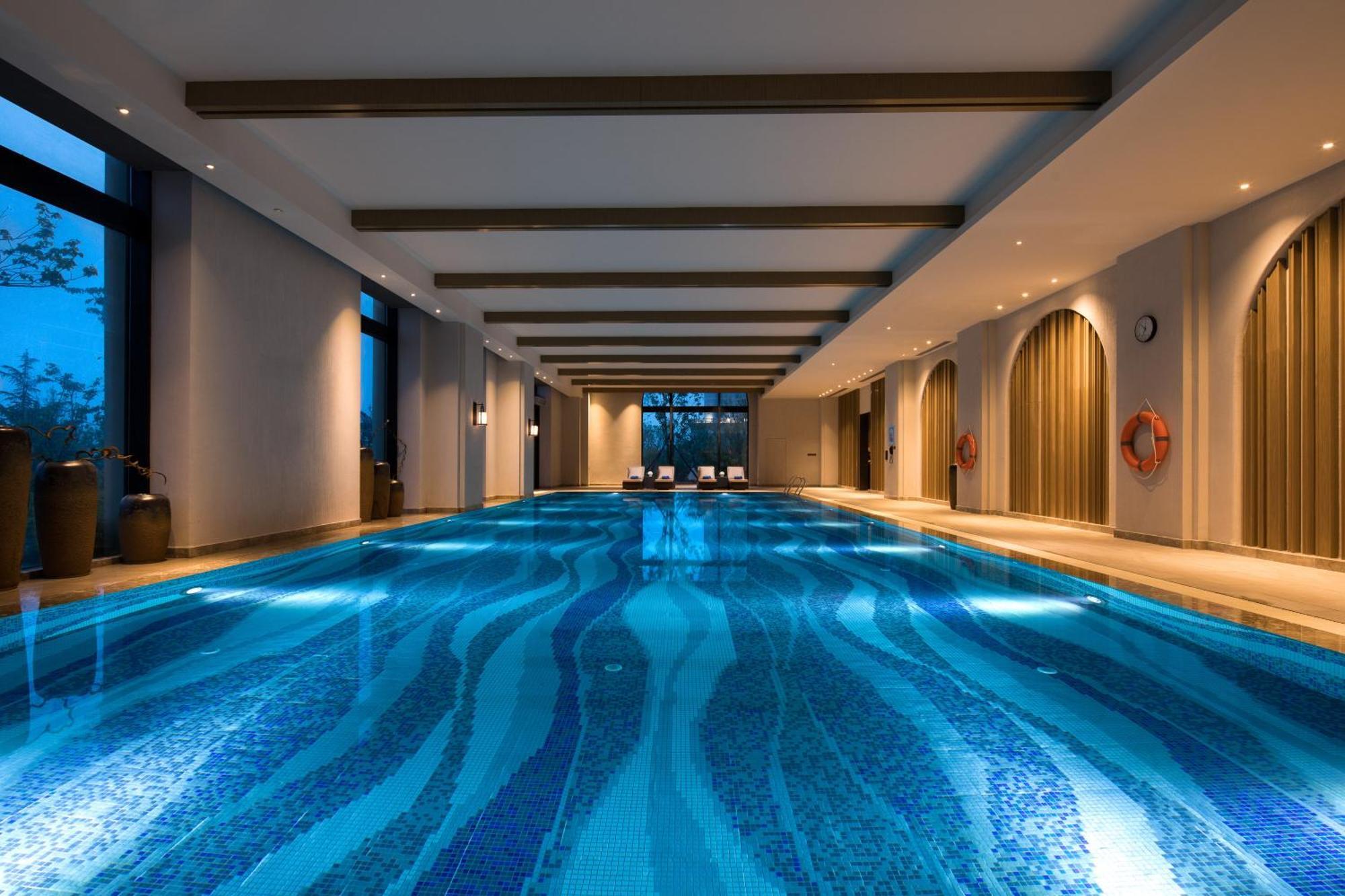 ホテル Crowne Plaza Qingdaoorientalmoviemetropolis By Ihg エクステリア 写真