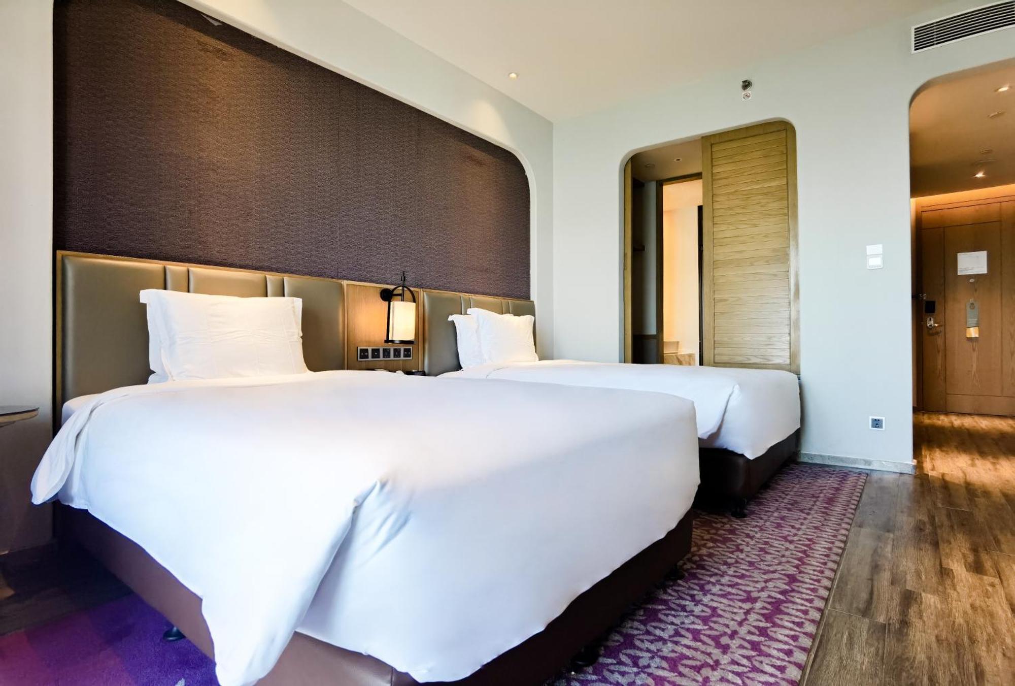 ホテル Crowne Plaza Qingdaoorientalmoviemetropolis By Ihg エクステリア 写真